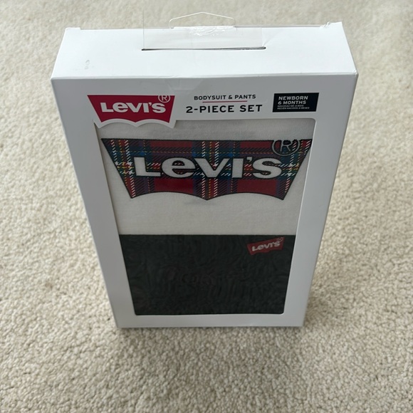 Levi’s infant bodysuit and pants two-piece set size 6 months - Picture 2 of 4